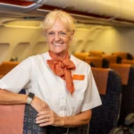Stewardesă la 64 de ani. Management curajos pentru angajator, decizie curajoasă pentru aplicant.
