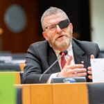 Europarlamentar polonez rămas fără imunitate. Furtul unor simboluri sau distrugerea acestora, precum  și defăimarea,  nu constituie manifestări de opinie